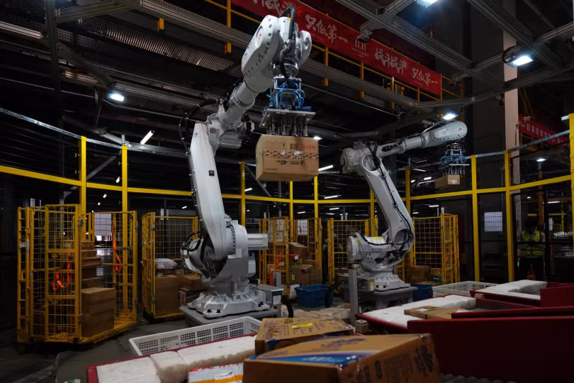 tay-robot.jpg.avif