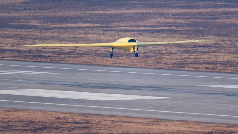 Đài Truyền hình trung ương Trung Quốc tuyên bố: Chiếc CH-7 đã bay thử chuyến đầu tiên. Ảnh: Sina. 