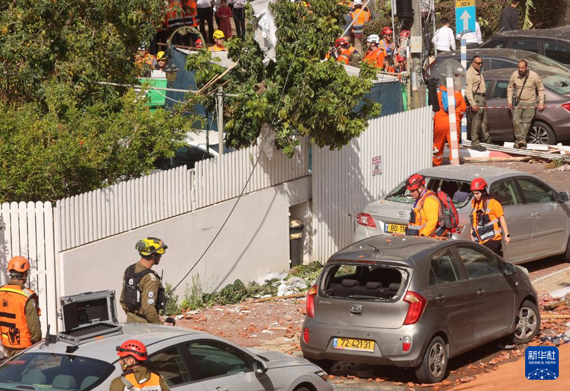 Các nhân viên cứu hỏa và y tế cứu hộ một địa điểm bị trúng tên lửa ở thành phố Rehovot, miền Trung Israel. Ảnh: Xinhua.