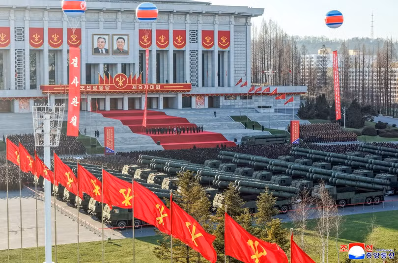 Quang cảnh lễ bàn giao và khai mạc trưng bày hệ thống tên lửa phóng loạt mới. Ảnh: KCNA/Singtao.