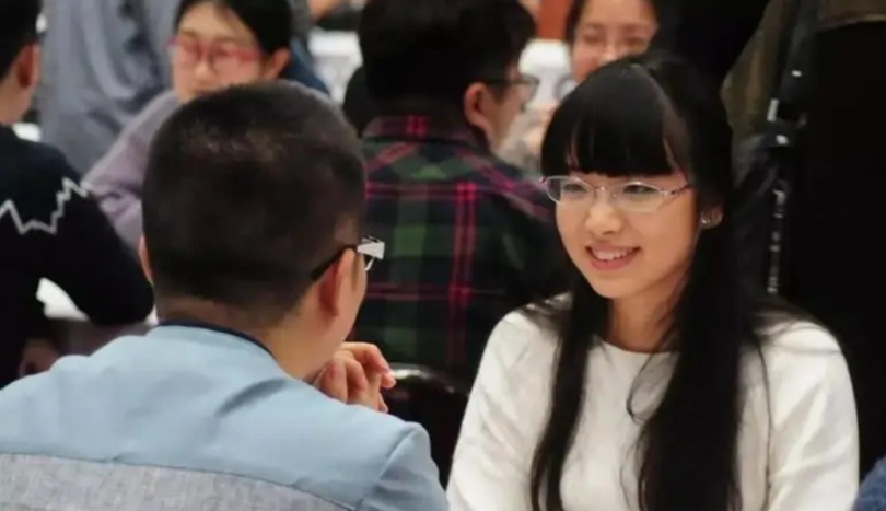 Hẹn hò xem mắt qua mai mối vẫn là cách đi đến hôn nhân phổ biến ở đô thị Trung Quốc. Ảnh: Sina.