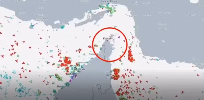 Sau khi Iran tuyên bố phong tỏa eo biển Hormuz, nơi này đã vắng bóng tàu qua lại. Ảnh: Newtalk.