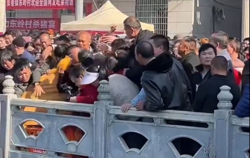 Cảnh tranh giành thức ăn hỗn loạn tại sự kiện "Sát trư yến". Ảnh: Singtao.