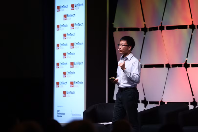 Lê Viết Quốc thuyết trình tại EmTech Singapore. Ảnh: EmTech.