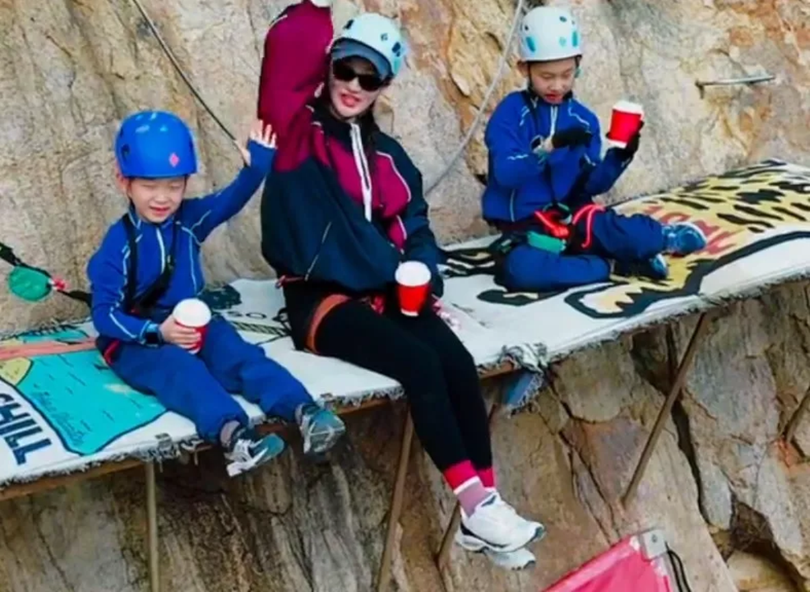 Những khách hàng dũng cảm. Ảnh: Creaders.