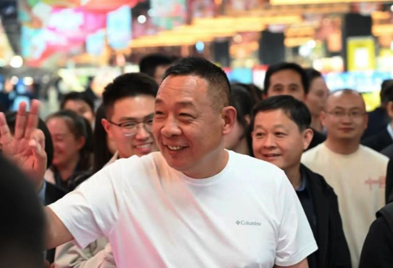 Ông chủ Pangdonglai cùng các khách hàng. Ảnh: Thepaper.