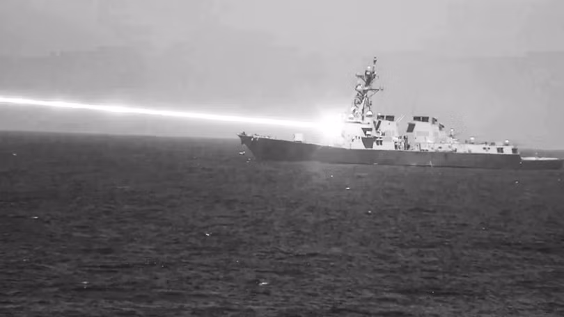 Hình ảnh tàu USS Preble thử nghiệm vũ khí laser chống UAV trên biển. Ảnh: TWZ.