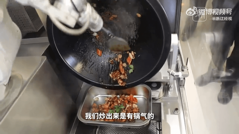 Robot hoàn tất món "Thịt bò xào húng quế". Ảnh: Singtao.