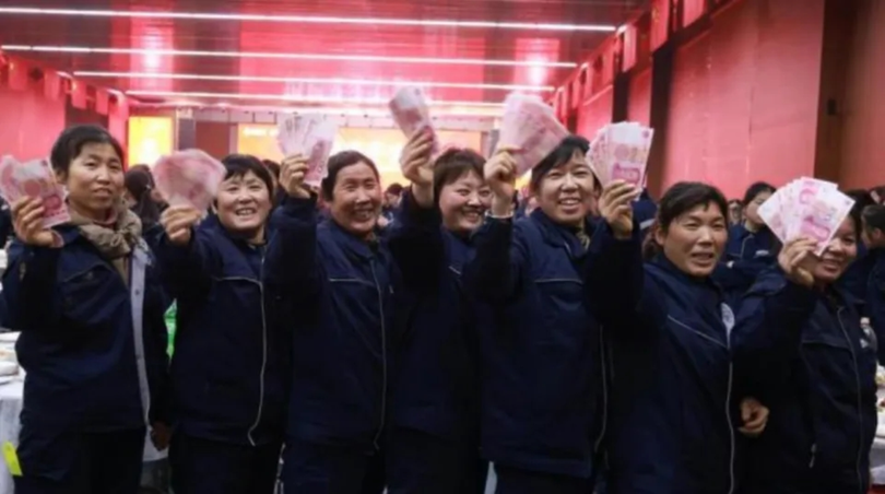 Các nữ nhân viên công ty vui mừng nhận tiền quà của ông chủ hào phóng. Ảnh: NetEase.