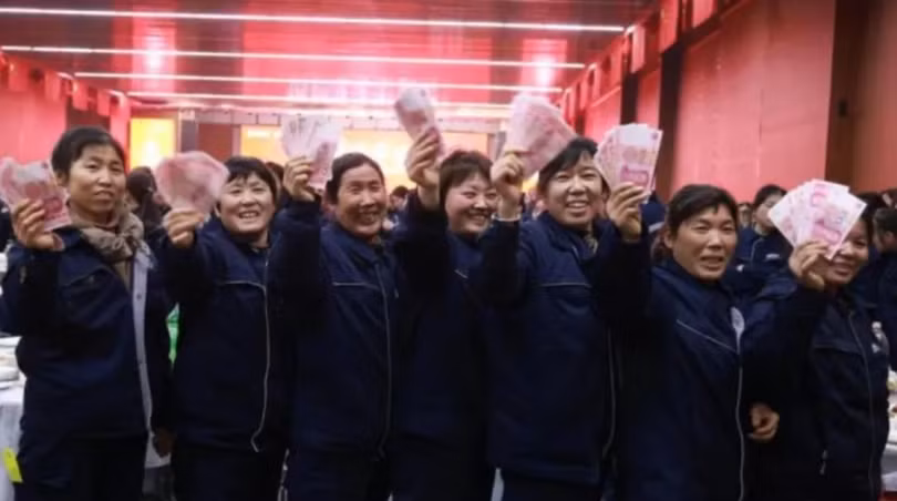 Các nữ nhân viên công ty vui mừng nhận tiền quà của ông chủ hào phóng. Ảnh: NetEase.