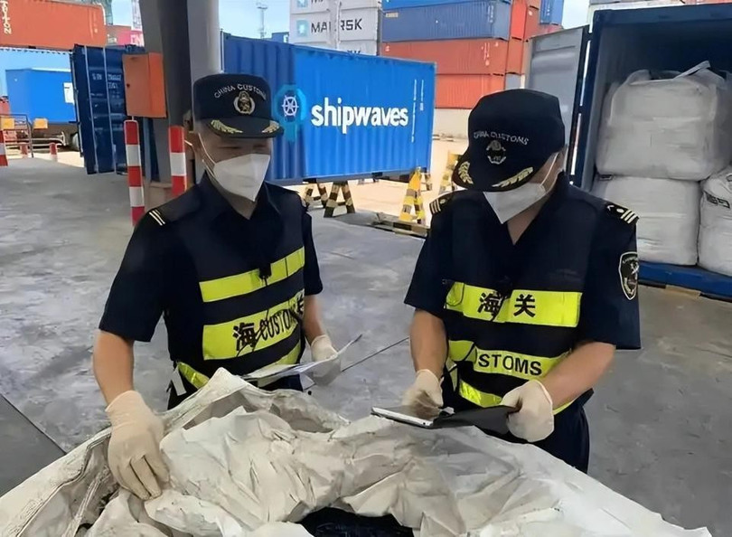 Hải quan Liên Vân Cảng kiểm tra thu giữ 220 tấn đất hiếm đã tinh chế đội lốt sắt vụn chuẩn bị xuất sang một nước Đông Nam Á để làm giả xuất xứ tới Mỹ. Ảnh; QQnews.