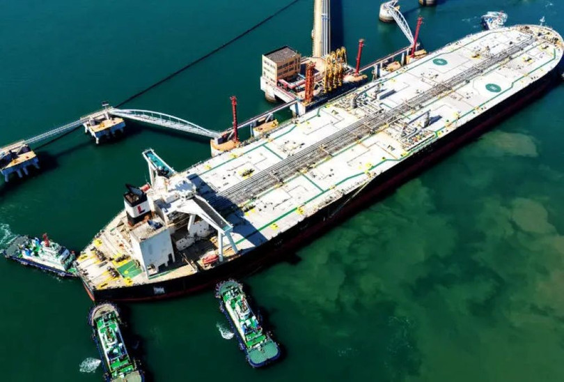 Tàu chở dầu Trung Quốc mua của nước ngoài cập cảng, dỡ hàng tại Thanh Đảo. Ảnh: Guancha.
