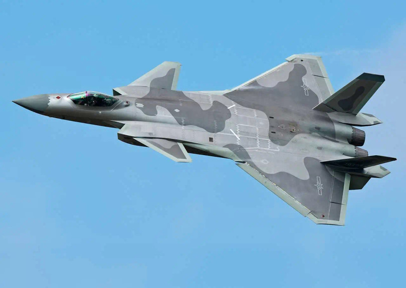 Tiêm kích tàng hình hai chỗ ngồi J-20S của Trung Quốc. Ảnh: China.