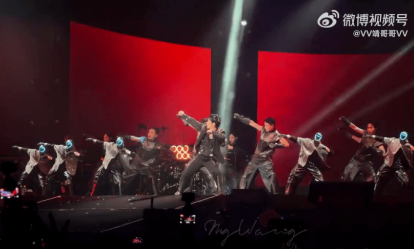 Vương Lực Hoành biểu diễn với màn nhảy phụ họa của các vũ công người thật và robot Unitree. Ảnh: Orientaldaily.