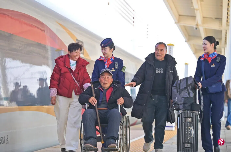 Cha mẹ đi đón Tết với con đang trở thành trào lưu mới ở Trung Quốc. Ảnh: Zaobao.