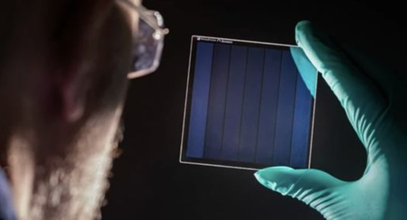 Tấm kính này có thể lưu trữ vĩnh viễn 2 triệu cuốn sách. Ảnh: Sina. 