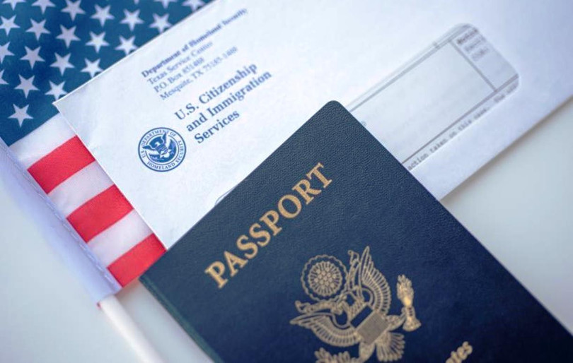 Chính quyền Mỹ yêu cầu USCIS trong năm tài khóa 2026 phải mỗi tháng chuyển 100–200 hồ sơ hủy tư cách nhập tịch sang Văn phòng Tố tụng Di trú gây lo ngại. Ảnh: CNA.