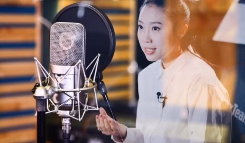 Nhiều diễn viên lồng tiếng Trung Quốc đang lao đao vì vấn nạn bị người khác dùng AI giả mạo giọng nói. Ảnh: Creaders,