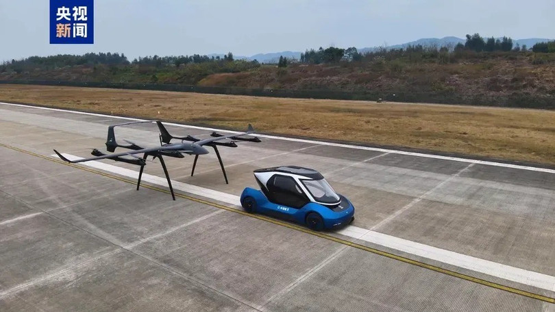 Chiếc máy bay - ô tô "hai trong một" khi là ô tô chạy trên mặt đất. Ảnh: CCTV.