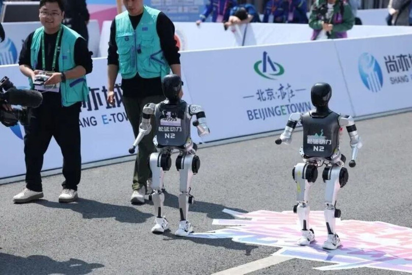 hai-robot-ve-thu-2-va-4-marathon.jpg