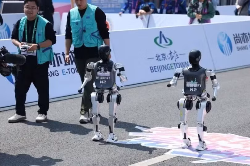 hai-robot-ve-thu-2-va-4-marathon.jpg