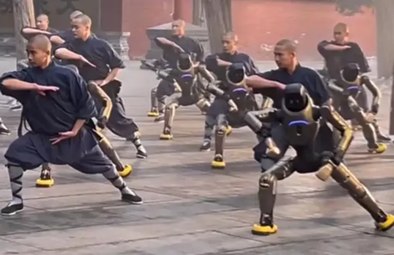 Robot và người cùng luyện võ. Ảnh ETtoday.