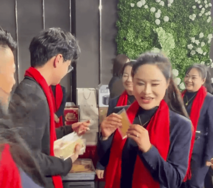 Ông chủ trẻ tặng vàng cho nhân viên. Ảnh: Singtao.