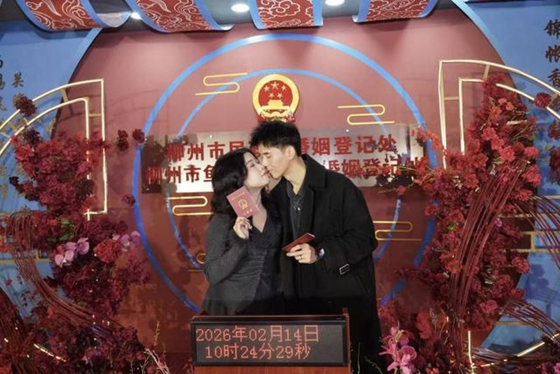 Cục Dân chính thành phố Liễu Châu, Quảng Tây lập điểm check in cho các cặp đăng ký kết hôn thành công. Ảnh: Sina.