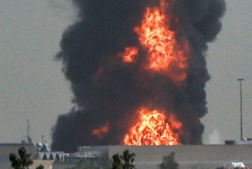 Bồn chứa nhiên liệu cạnh sân bay bốc cháy dữ dội do bị UAV cảm tử tấn công sáng 16/3. Ảnh: AFP.