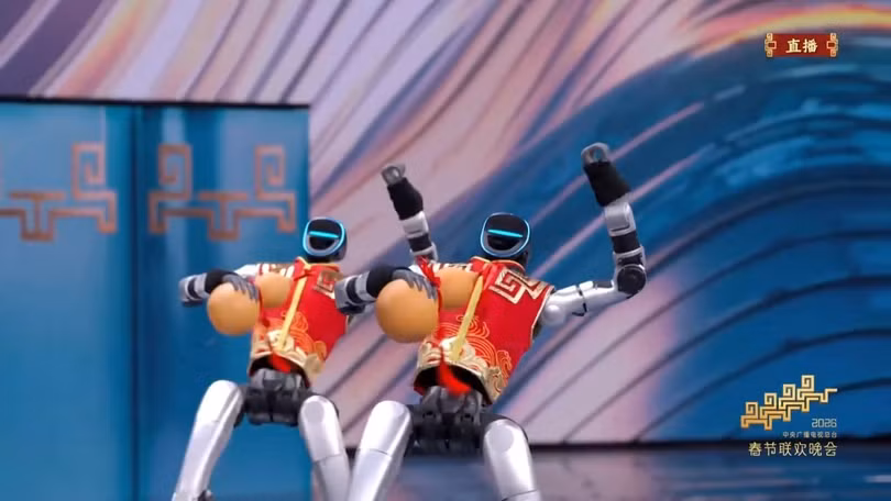 Robot của Unitree biểu diễn Túy quyền (Võ say) trong tiết mục Võ BOT. Ảnh: Singtao.