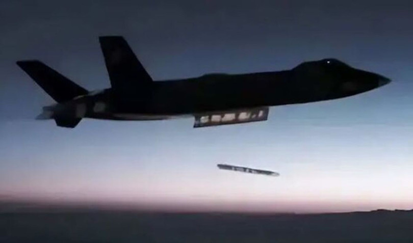 Hình ảnh đầu tiên về J-20 phóng tên lửa PL-16. Ảnh: HK01.