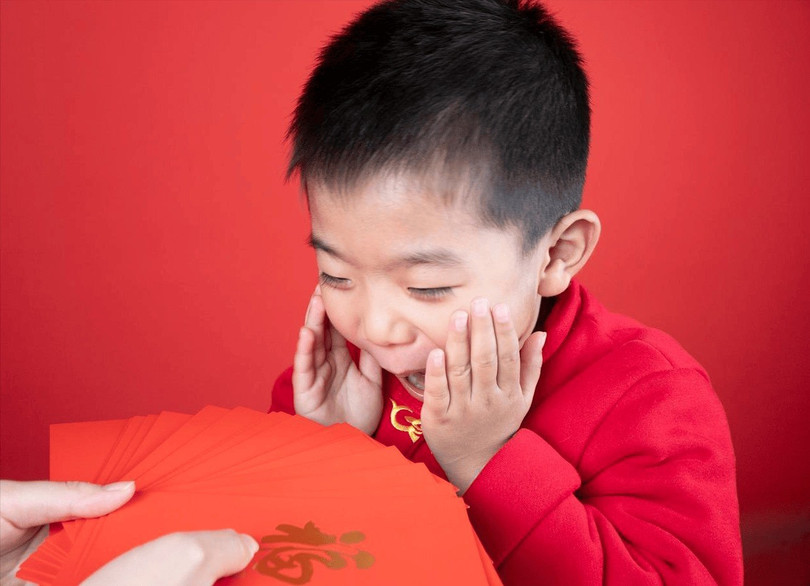 Lì xì, mừng tuổi vốn là phong tục truyền thống tốt đẹp. Ảnh: Sohu.