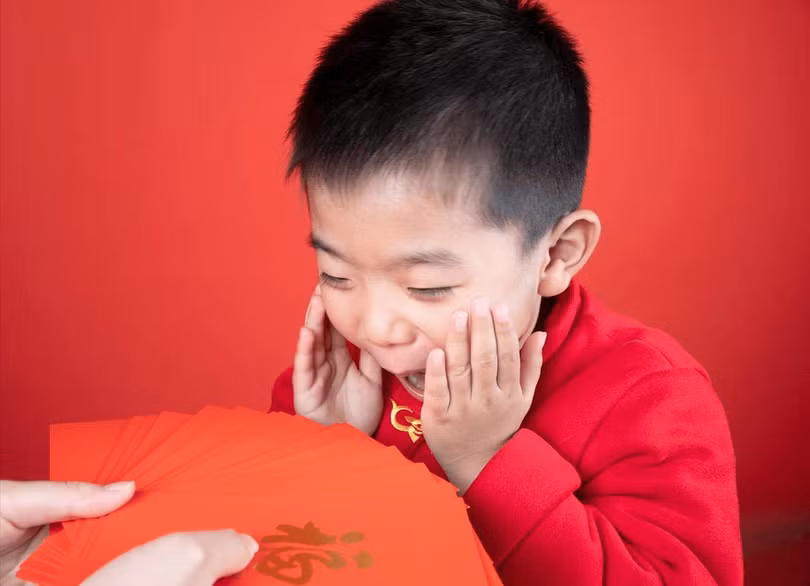 Lì xì, mừng tuổi vốn là phong tục truyền thống tốt đẹp. Ảnh: Sohu.