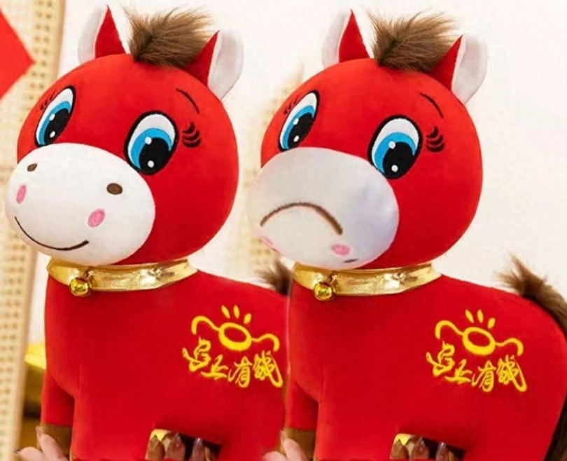 Sản phẩm thiết kế "ngựa cười" (trái) do thợ may nhầm thành "ngựa khóc" (phải), không ngờ lại thành sản phẩm bán chạy. Ảnh: Singtao.