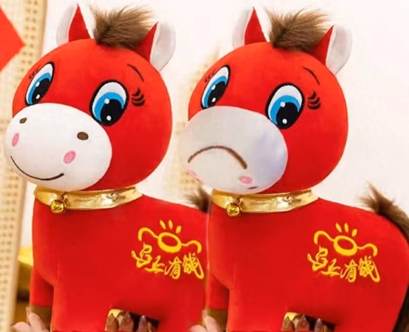 Sản phẩm thiết kế "ngựa cười" (trái) do thợ may nhầm thành "ngựa khóc" (phải), không ngờ lại thành sản phẩm bán chạy. Ảnh: Singtao.