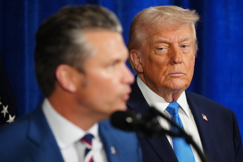 Ngày 3/1, tại khu nghỉ dưỡng Mar-a-Lago, ông Trump nghe Bộ trưởng Chiến tranh Peter Hegseth báo cáo về diễn biến vụ bắt giữ ông Maduro. Ảnh: NYT.