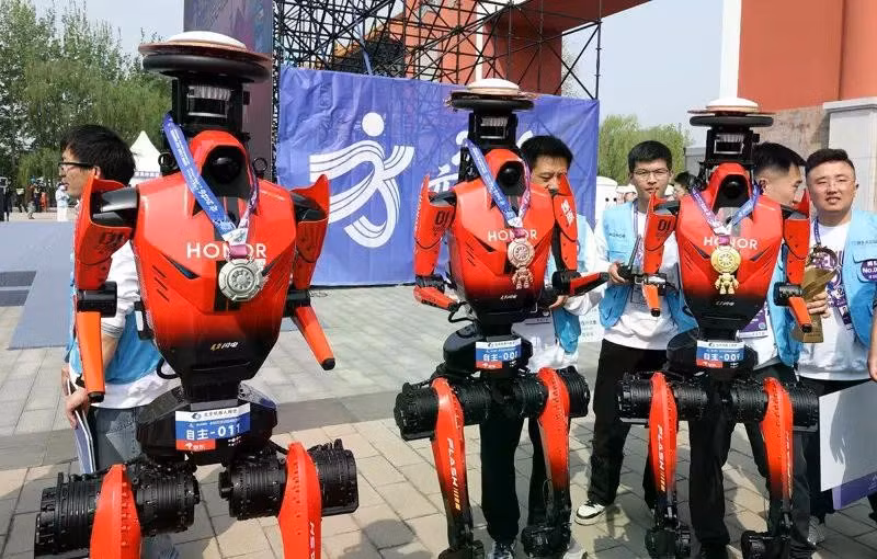 Ba robot đoạt giải, vô địch là "Tia Chớp" (trái). Ảnh: Xinhua.