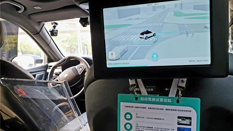 Keith Bradsher trải nghiệm đi taxi tự hành ở Vũ Hán. Ảnh: NYT.