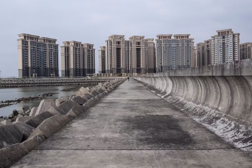 Khu căn hộ ở đảo Hải Hoa (Hải Nam) không có người ở. Ảnh: NYT.