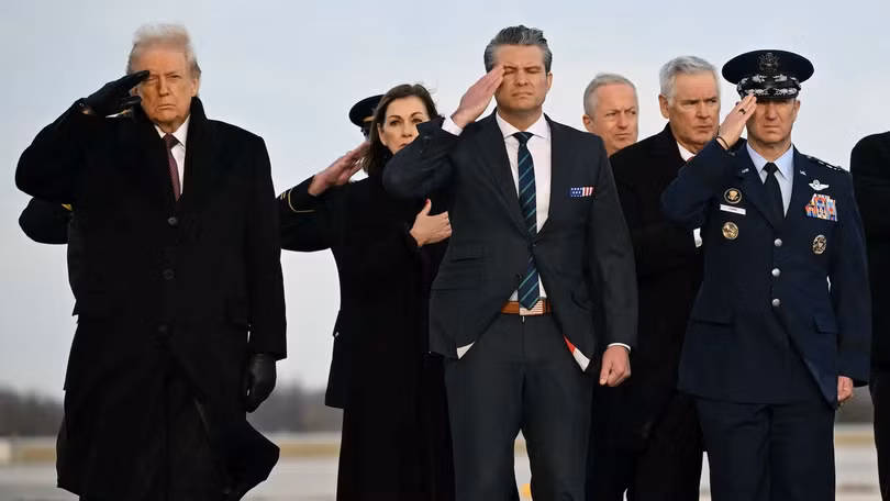 Tổng thống Trump, Bộ trưởng Chiến tranh Hegseth và Chủ tịch Hội đồng TMT Liên quân Caine tại lễ đón thi thể quân nhân Mỹ thiệt mạng từ Trung Đông về. Ảnh: Getty.