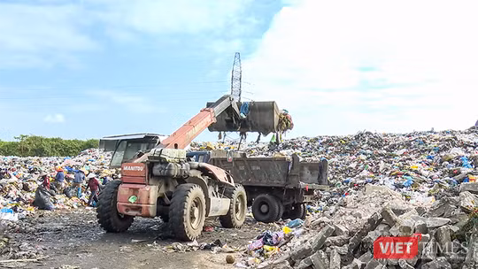 Rác thải sinh hoạt làm quá tải các điểm trung chuyển trên địa bàn TP Đà Nẵng. Ảnh XM.