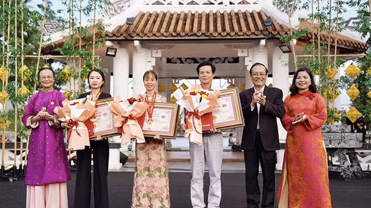 Tổ chức Kỷ lục Việt Nam - VietKings trao chứng nhận kỷ lục Việt Nam về chế biến món bún bò Huế cho Giám đốc Sở Du lịch TP Huế. Ảnh Hoàng Lê.