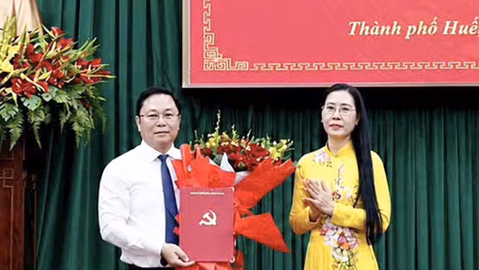 Ông Lê Trí Thanh nhận quyết định điều động của Ban Bí thư giữ chức Phó Bí thư Thành uỷ Huế. Ảnh Lai Nguyễn.