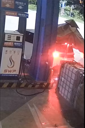 Hiện trường xe điện húc đổ trạm bơm Ure khiến cây xăng phải đóng cửa.