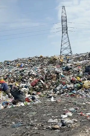 Bãi tập kết rác thải sinh hoạt Cẩm Hà (phường Hội An Tây, TP Đà Nẵng), nơi chứa rác cho cả TP Hội An đang quá tải nghiêm trọng.
