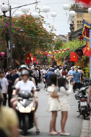 Hội An đông kín người trong ngày Mùng 3 Tết Bính Ngọ 2026.