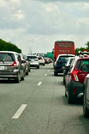 Các tuyến đường dẫn từ Đà Nẵng đi cao tốc Đà Nẵng - Quảng Ngãi và đường ra Quảng Ngãi ùn tắc nghiêm trọng trong dịp Tết Nguyên đán Bính Ngọ 2026.