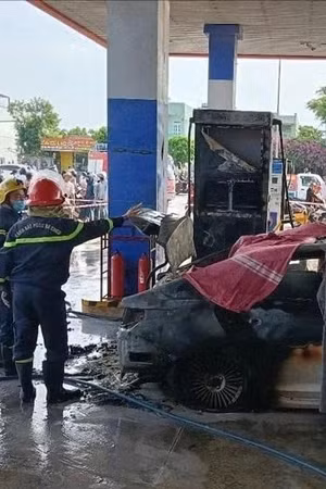 Hiện trường vụ cháy khiến 2 người chết, ô tô bị hư hỏng nặng.