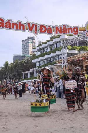 Chiều 20/5, diễu hành ẩm thực “Gánh vị Đà Nẵng” đã chính thức diễn ra tại khu vực bãi biển Mỹ Khê và các tuyến phố du lịch ven biển Đà Nẵng.