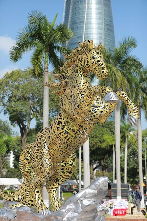 Linh vật “Kim Mã Hợp Nhất” đường hoa xuân Bính Ngọ 2026 ở Đà Nẵng.